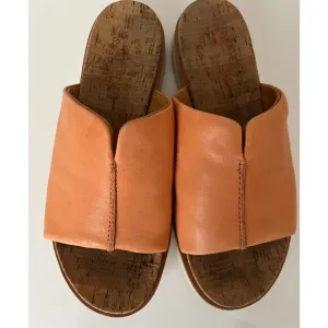 Kork-Ease Leah rust-cayenne colored slide. Size 8.