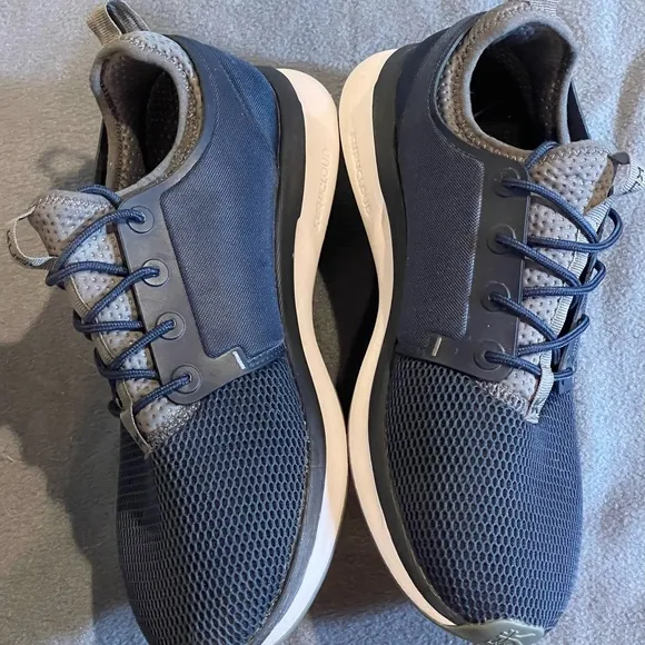 KURU mesh sneakers mens size 10.5 wide pre-owned condition 1 snag in material