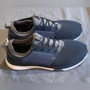 KURU mesh sneakers mens size 10.5 wide pre-owned condition 1 snag in material