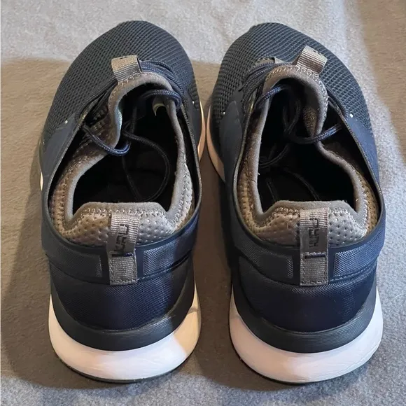 KURU mesh sneakers mens size 10.5 wide pre-owned condition 1 snag in material