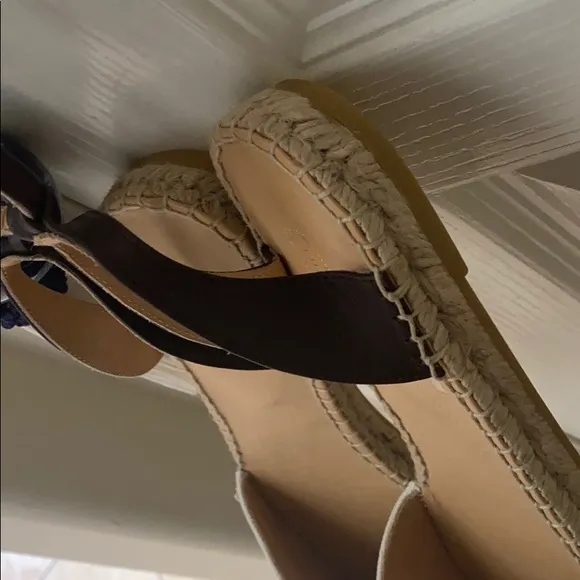 Lend a hand wearing these Longchamp Espadrilles ❤️
