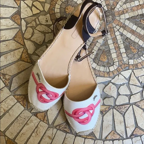 Lend a hand wearing these Longchamp Espadrilles ❤️