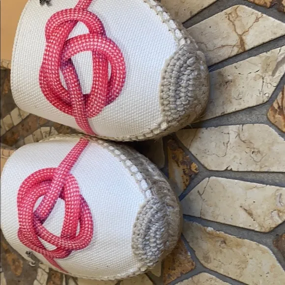 Lend a hand wearing these Longchamp Espadrilles ❤️