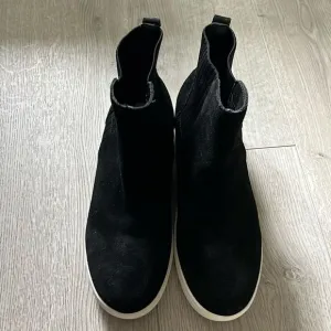 Like New Steve Madden leather suede black slip on booties 7.5