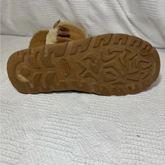 Like New UGG Boots Balley Button Triplet II Chestnut Size 9 Fur inside