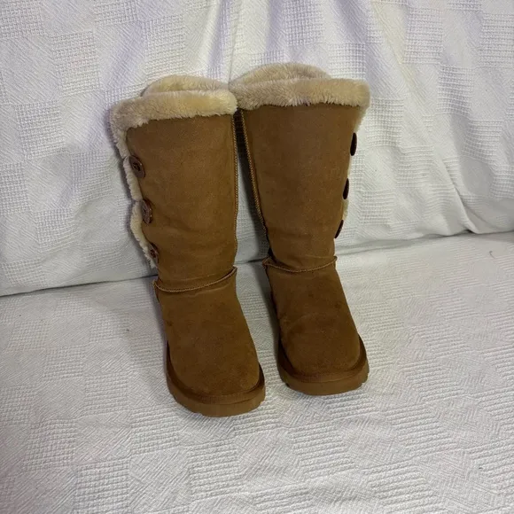 Like New UGG Boots Balley Button Triplet II Chestnut Size 9 Fur inside