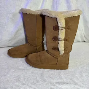 Like New UGG Boots Balley Button Triplet II Chestnut Size 9 Fur inside
