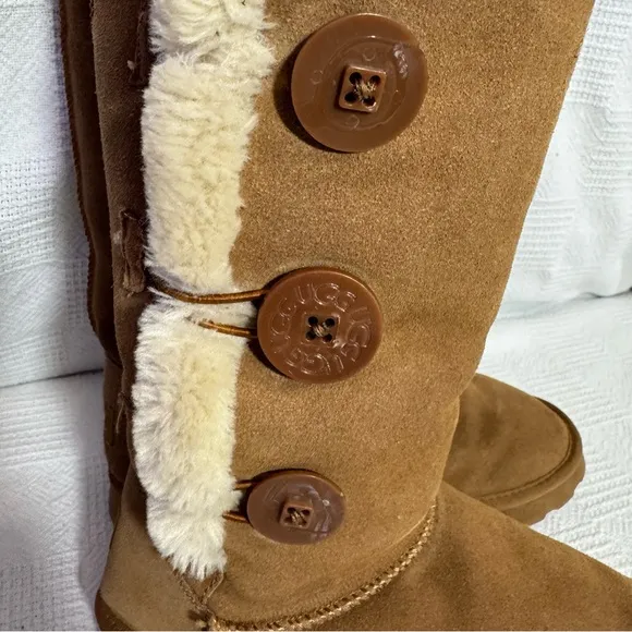 Like New UGG Boots Balley Button Triplet II Chestnut Size 9 Fur inside