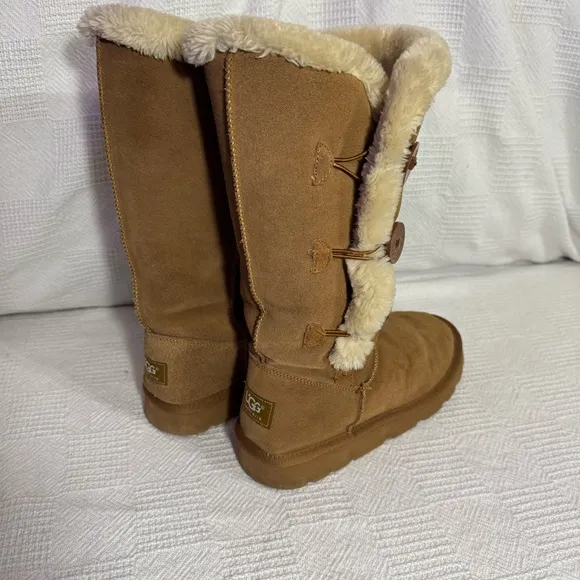 Like New UGG Boots Balley Button Triplet II Chestnut Size 9 Fur inside