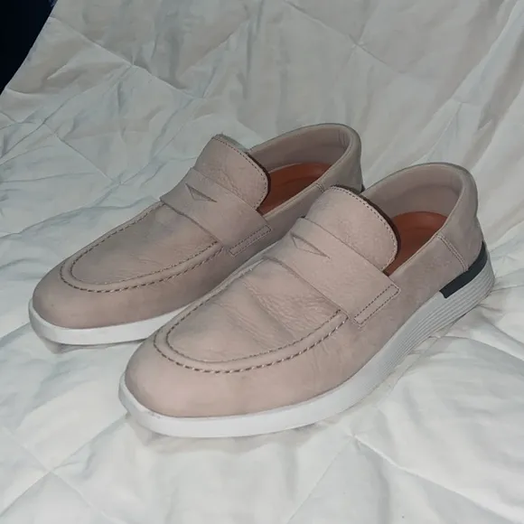 Like new Wolf and Shepard Crossover Loafer
