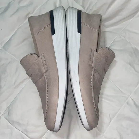 Like new Wolf and Shepard Crossover Loafer