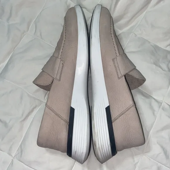 Like new Wolf and Shepard Crossover Loafer