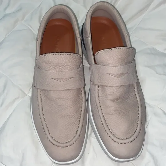 Like new Wolf and Shepard Crossover Loafer