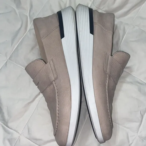 Like new Wolf and Shepard Crossover Loafer