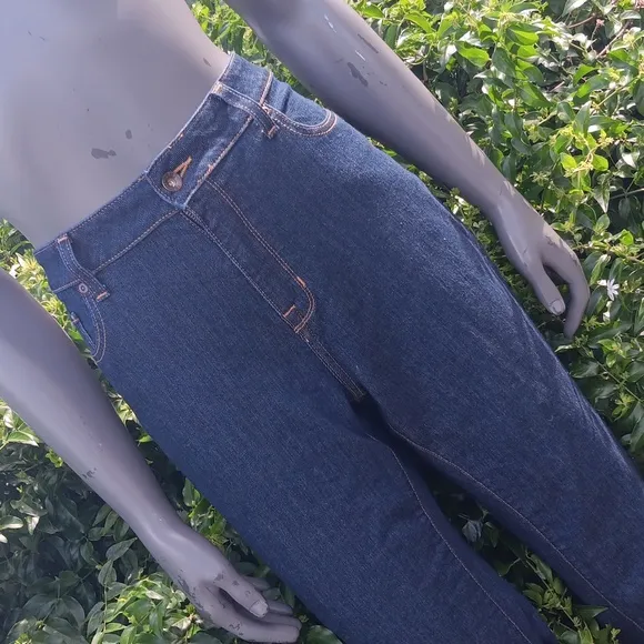 L.L. BEAN LADIES CLASSIC FIT 93% COTTON DENIM BLUE JEANS
