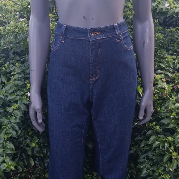L.L. BEAN LADIES CLASSIC FIT 93% COTTON DENIM BLUE JEANS