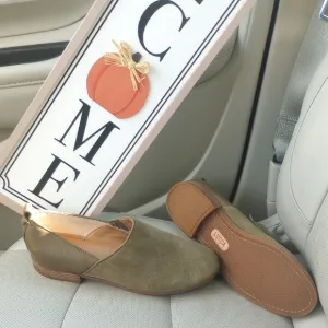 Lucca Lane Olive Green leather &amp; suede Tabby loafers size: 7M