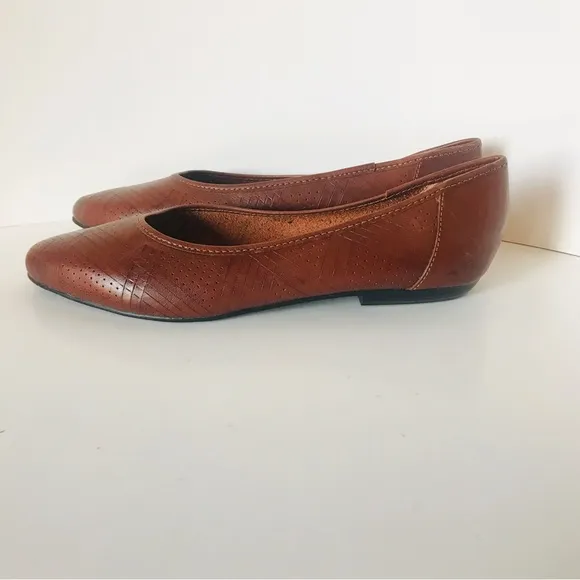 Lucciano Women’s 6 Brown Leather Pointed Toe Flats Slip On Shoes Made In Brazil.