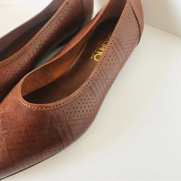 Lucciano Women’s 6 Brown Leather Pointed Toe Flats Slip On Shoes Made In Brazil.