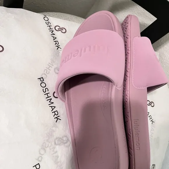Lululemon NIB AUTHENTIC Women’s Rose Blush Restfeel Graphic Sandals