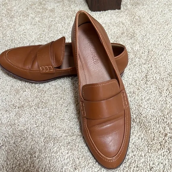 Madewell SZ 7, brown leather loafers .