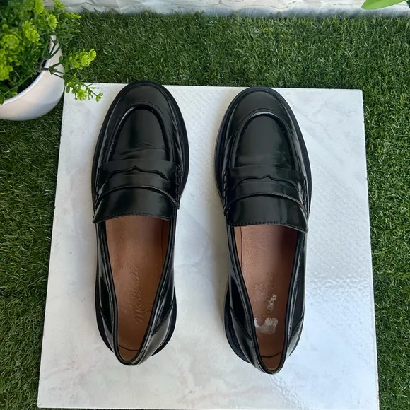 MadswellThe Vernon Loafer$158COLOR True Black women size 8 gently used