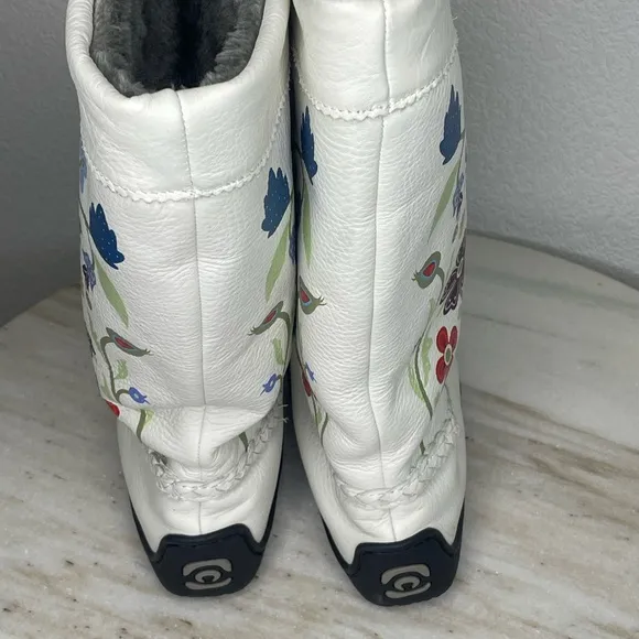 Manitobah Mukluks boots leather white women’s sz 9 fur lined flowers
