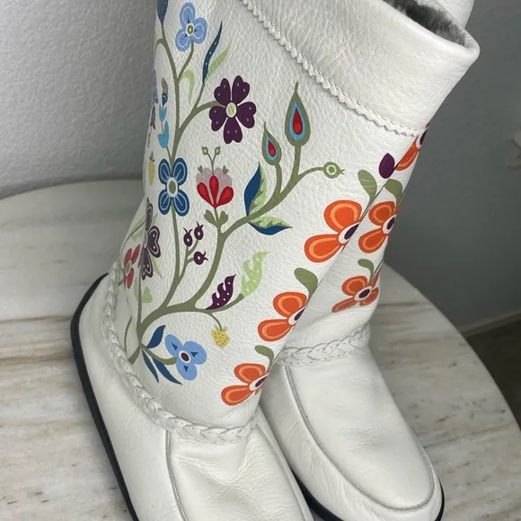 Manitobah Mukluks boots leather white women’s sz 9 fur lined flowers