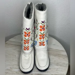 Manitobah Mukluks boots leather white women’s sz 9 fur lined flowers