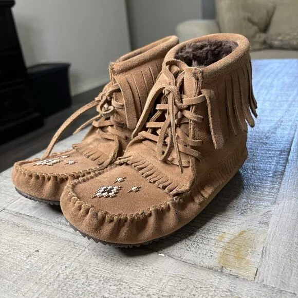 Manitobah Mukluks Size 7 Boots Harvester Faux Fur Lined Beaded Suede Leather