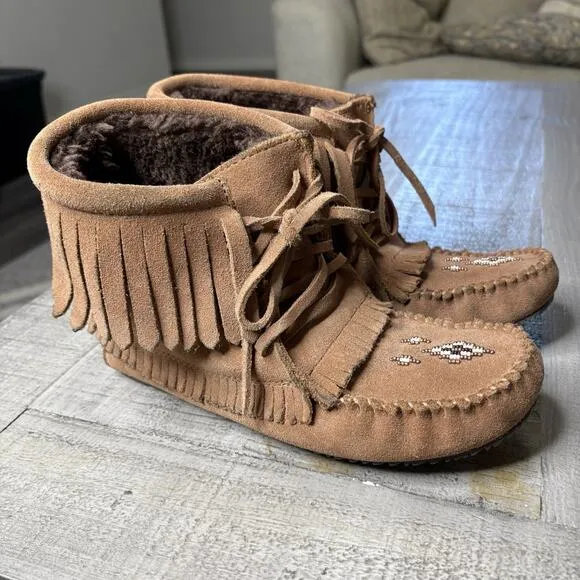 Manitobah Mukluks Size 7 Boots Harvester Faux Fur Lined Beaded Suede Leather