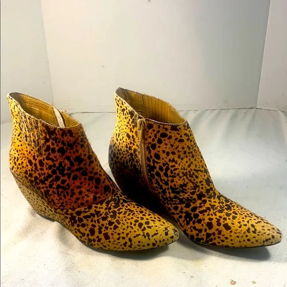 Matisse Women’s Teddy Ambre’ Leopard Print Fur Pointy Toe Zippered Ankle Boots