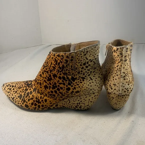Matisse Women’s Teddy Ambre’ Leopard Print Fur Pointy Toe Zippered Ankle Boots