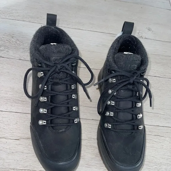 Mens Ugg boots made of lamb fur and water resistant