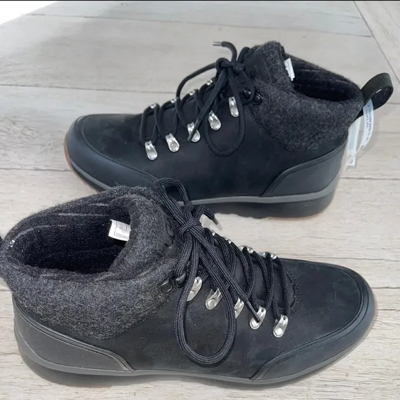 Mens Ugg boots made of lamb fur and water resistant