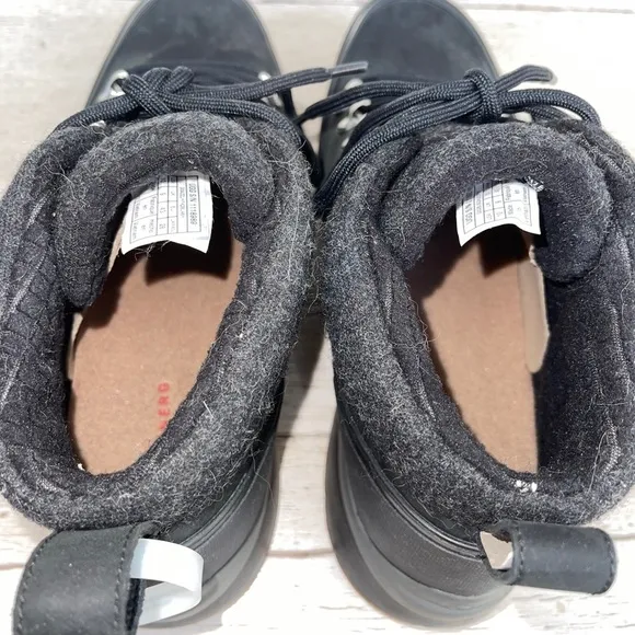 Mens Ugg boots made of lamb fur and water resistant