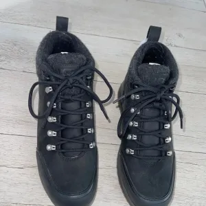 Mens Ugg boots made of lamb fur and water resistant