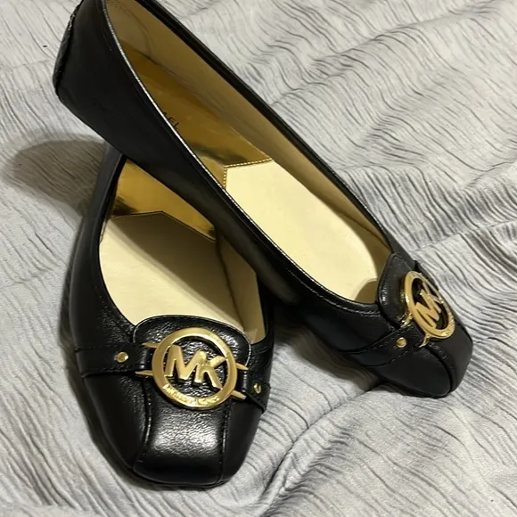 Michael Kors Black Leather Fulton Flats Gold SZ 9 1/2 M. Barely used