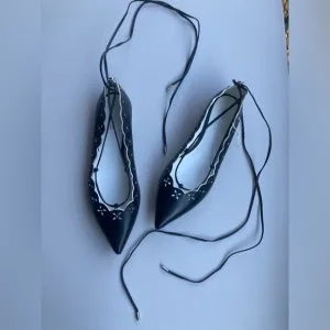 Michael Kors Thalia Black Leather Pointed Toe Ballet Flats Lace Up Floral Flats