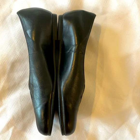 MUNRO AMERICAN BLACK LEATHER FLATS.  NEW