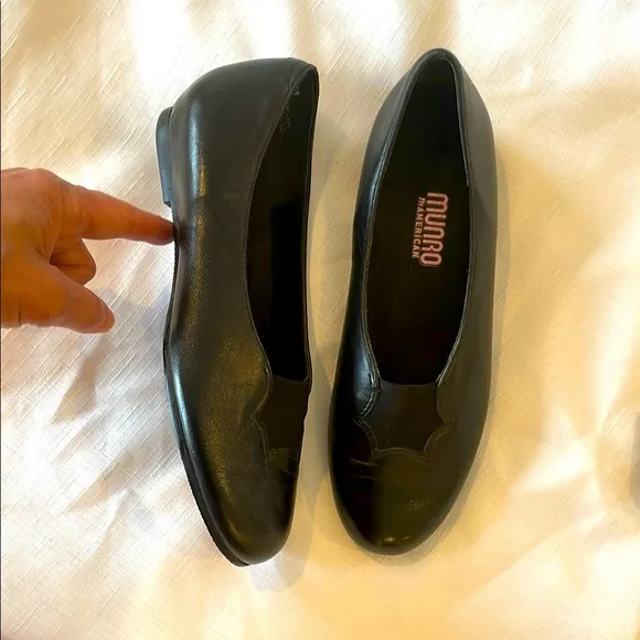 MUNRO AMERICAN BLACK LEATHER FLATS.  NEW