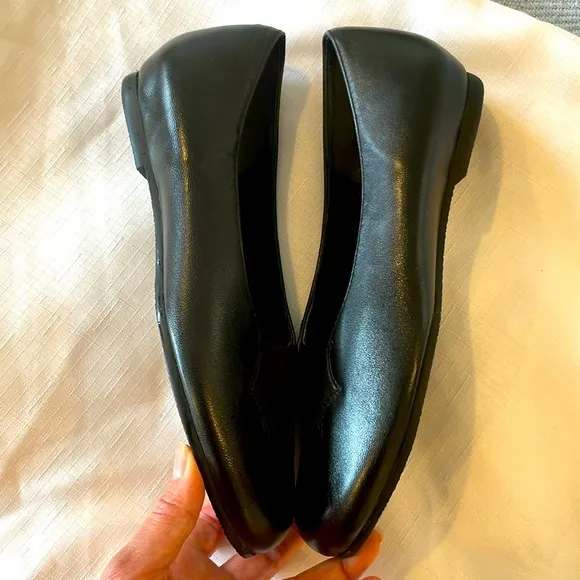 MUNRO AMERICAN BLACK LEATHER FLATS.  NEW