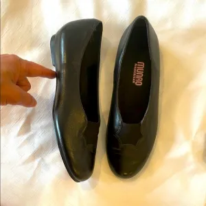 MUNRO AMERICAN BLACK LEATHER FLATS.  NEW