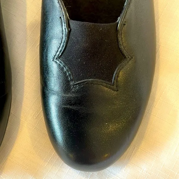 MUNRO AMERICAN BLACK LEATHER FLATS.  NEW