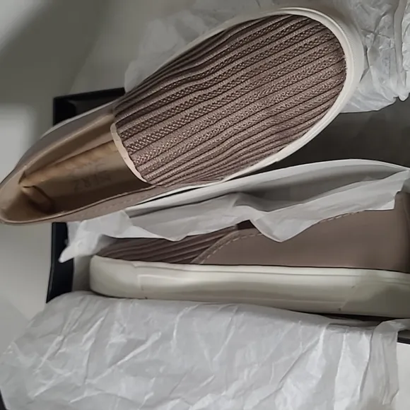 Naturalizer Brogan Slip On Sneakers NIB 7