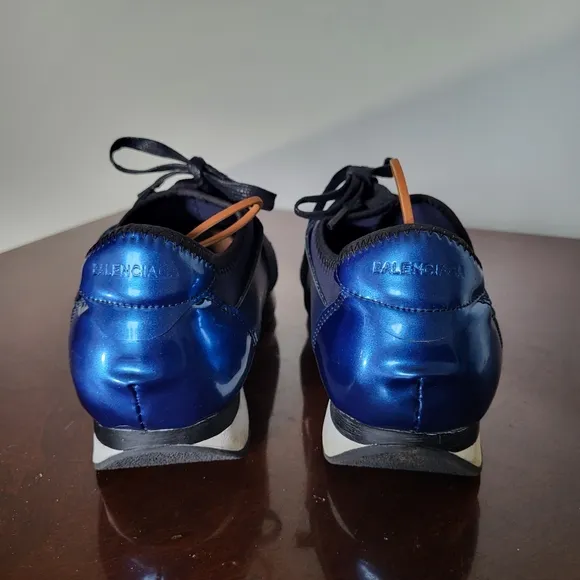 Navy Blue Sneakers with Hybrid Design and Elastic Strap