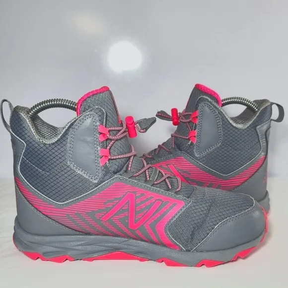 New Balance Big boys size 7 Grey &amp; Pink 700v1 Hiking sneakers.