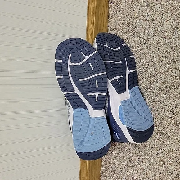 New Balance Walking on a Cloud women's sz 8 wide 847