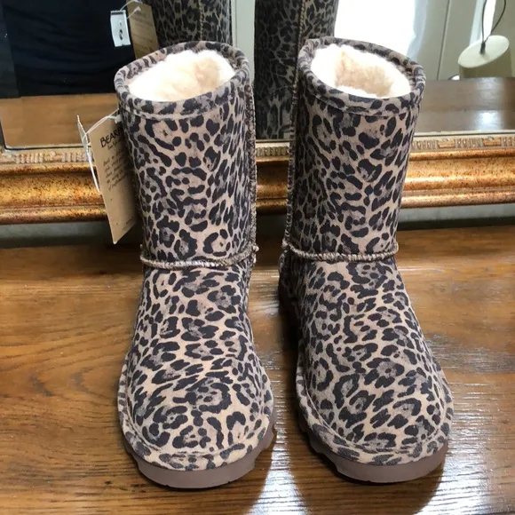 New Girls BEARPAW leopard Elle waterproof shearling boots.  Size 5.