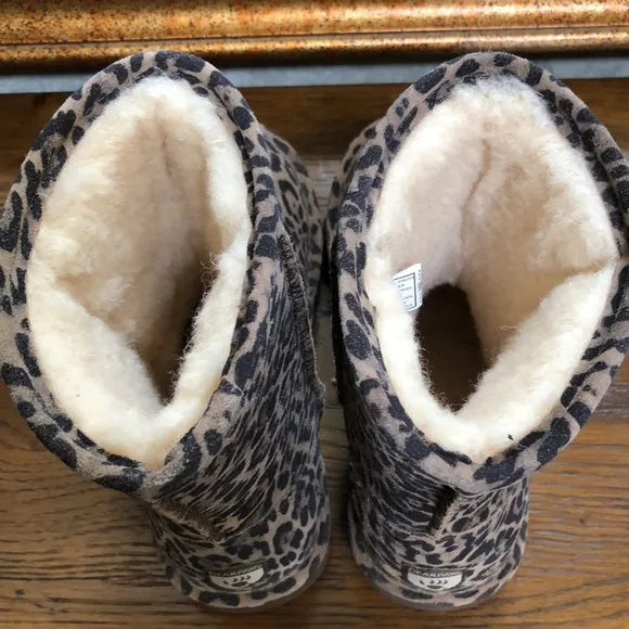 New Girls BEARPAW leopard Elle waterproof shearling boots.  Size 5.